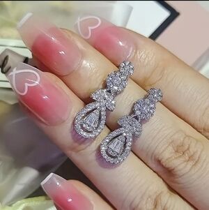 ♥️C Individually $10 Or Bundle 5/$20 Elegant Dainty Silver Diamond Earrings